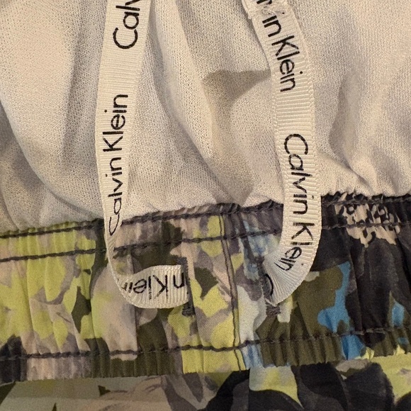 Calvin Klein Gray/Blue/Green Floral Running Shorts with Side Open Pockets/Lining - Picture 9 of 11
